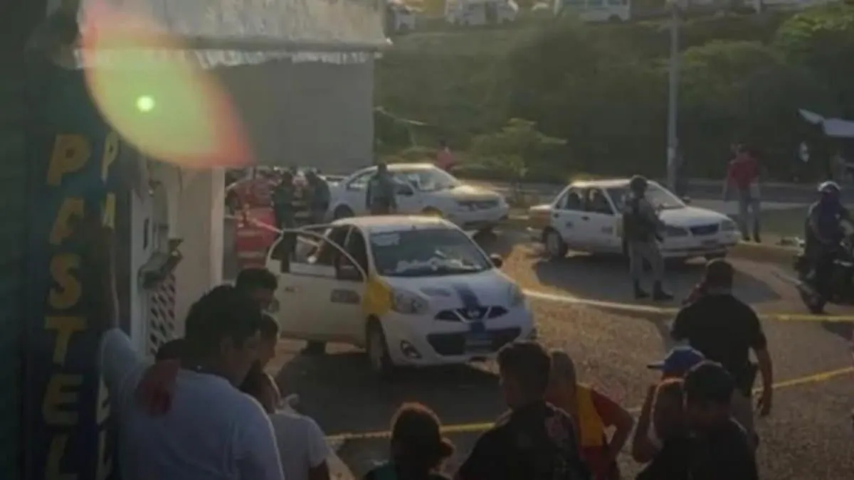 Hombre muere por presunto infarto mientras viajaba en un taxi colectivo de Acapulco