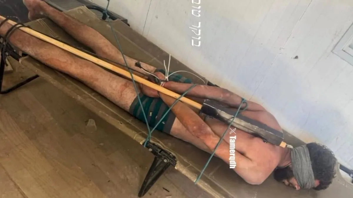 Cautivo palestino torturado por soldados israelitas.