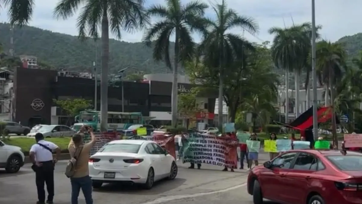 Trabajadores del ex hotel Amarea mantienen bloqueos en la Costera de Acapulco