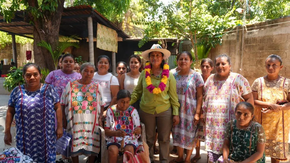 Abelina López se reúne con artesanas de Ometepec y promete respaldar el trabajo textil