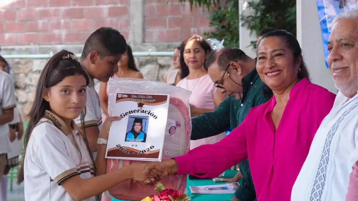 En clausura escolar, Abelina López pide a egresados no dejar que las dificultades los detengan
