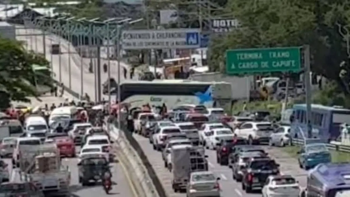 Bloquean jubilados y normalistas el Parador del Marqués de Chilpancingo; los enfrentan automovilistas
