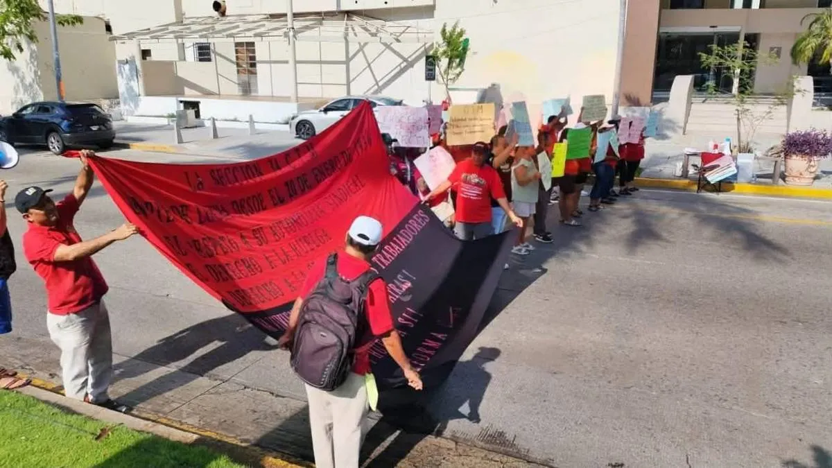 Bloquean Costera en Acapulco; exigen reinstalar a trabajadores del Holiday Inn