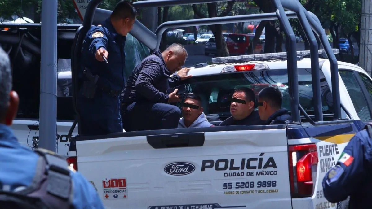 Plomos, velocidad y un Mercedes-Benz rojo en la huida.