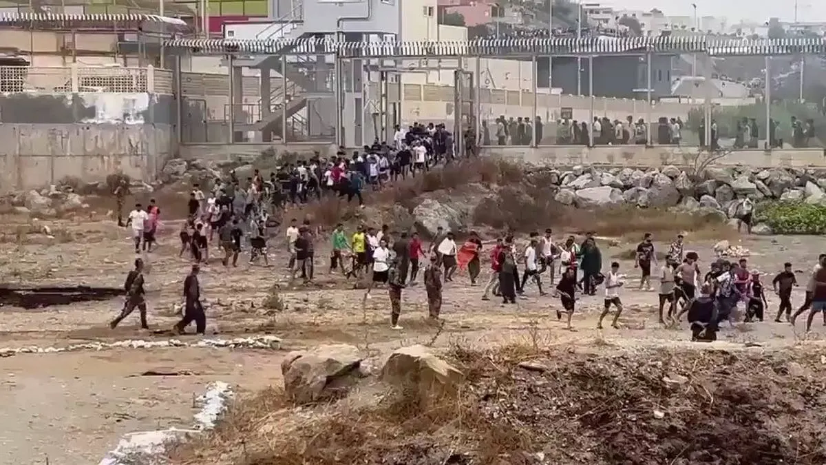 Regresan a Marruecos casi todos los migrantes que cruzaron a Ceuta, España