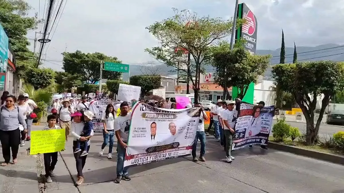 Marchan por tres médicos vinculados al caso Ayotzinapa; denuncian investigación con pruebas fabricadas