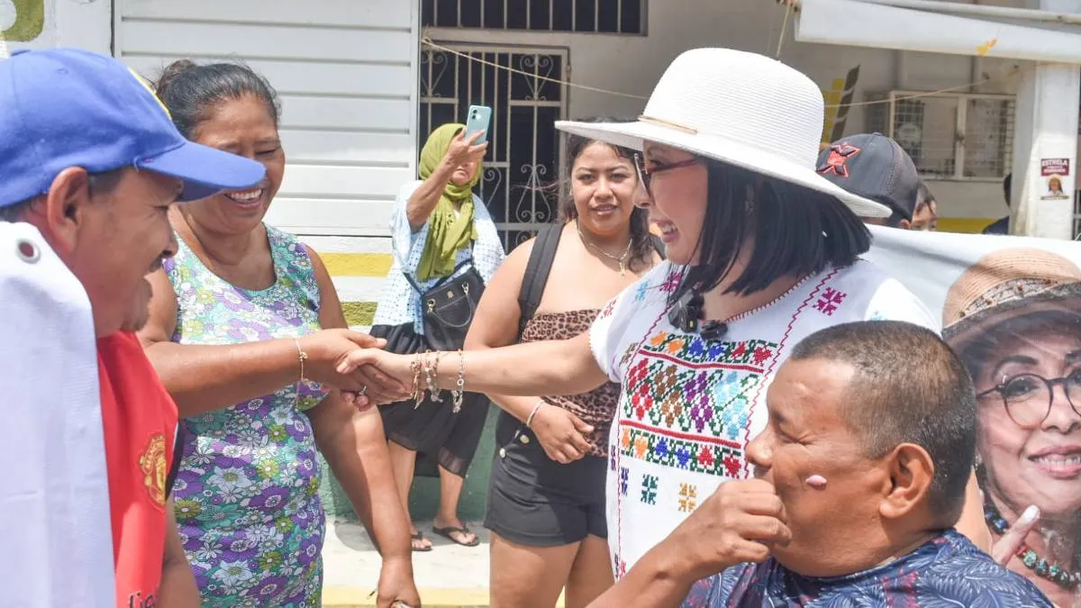 Esthela Damián recorre La Sabana casa por casa para promover la defensa de la soberanía