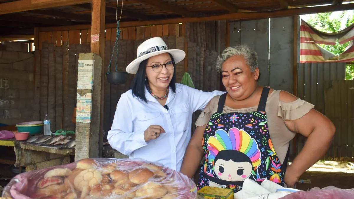 Casa por casa, Esthela Damián lleva su gira territorial a Pie de la Cuesta