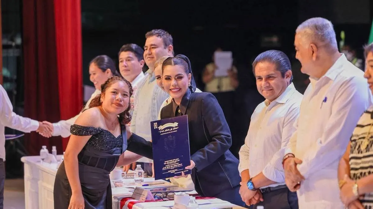"Sueñen en grande": Evelyn Salgado envía mensaje a 800 nuevos egresados de la UAGro