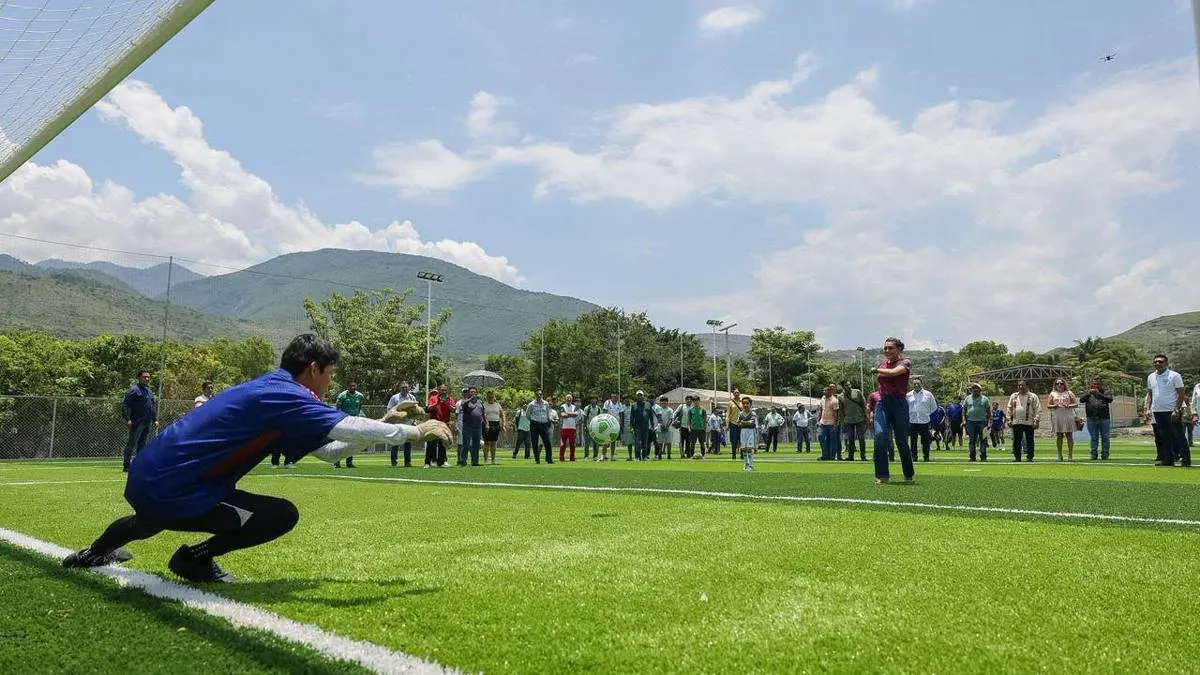 Evelyn Salgado inaugura cancha mundialista en la comunidad de Mazatlán, Guerrero