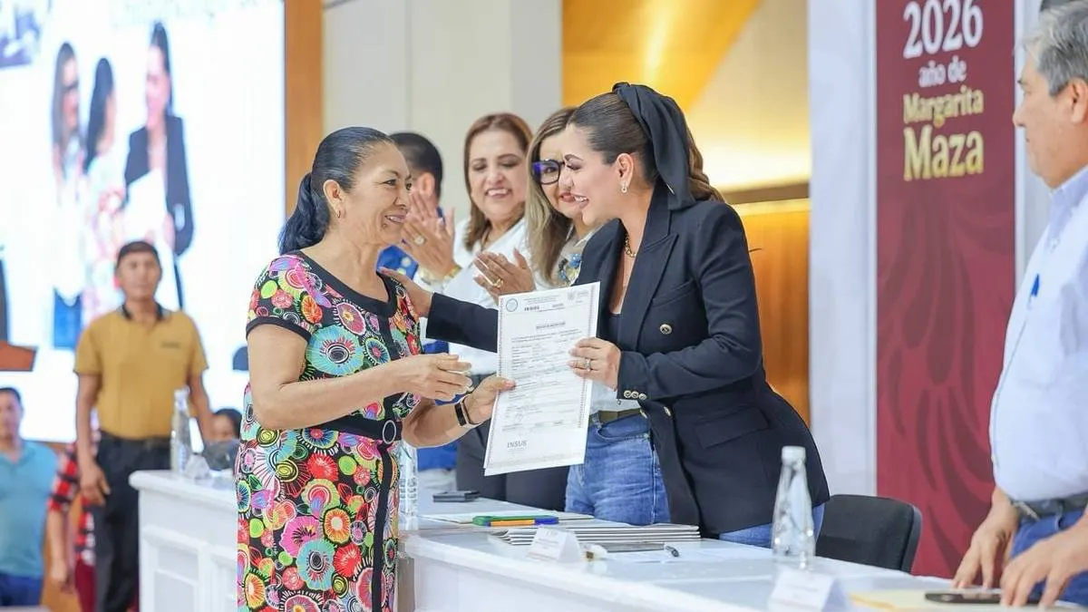 Evelyn Salgado entrega escrituras; familias y escuelas ya tienen certeza jurídica