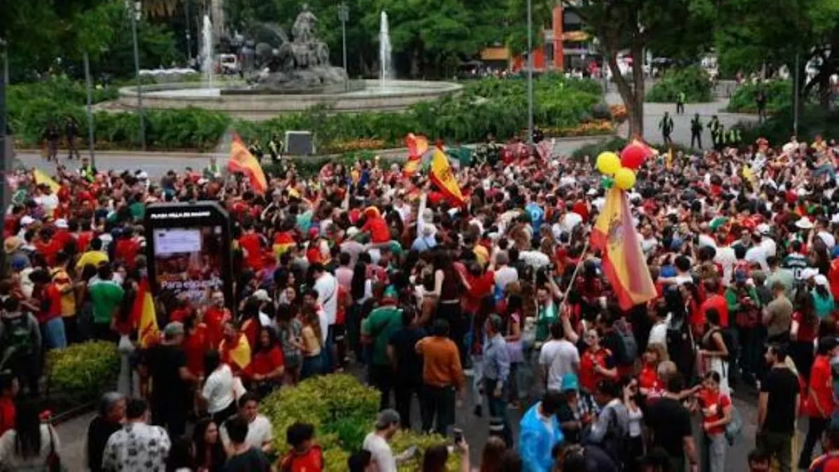 Una marea de aficionados locales y extranjeros se concentraron en la glorieta.