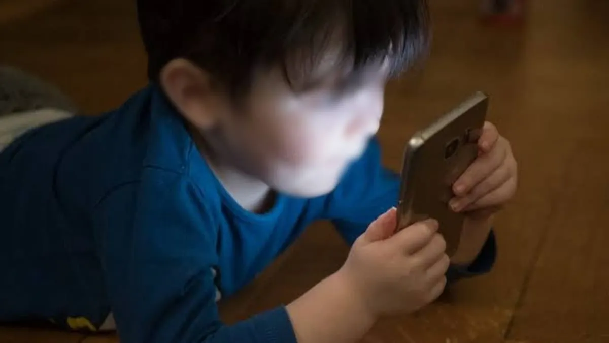 Infancia marcada por el uso de los celulares.