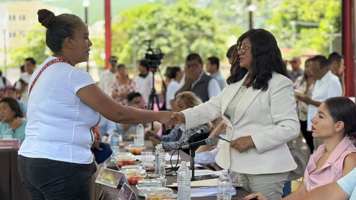 Leticia Lozano escucha a vecinos de Costa Azul y acuerda atender servicios y obras