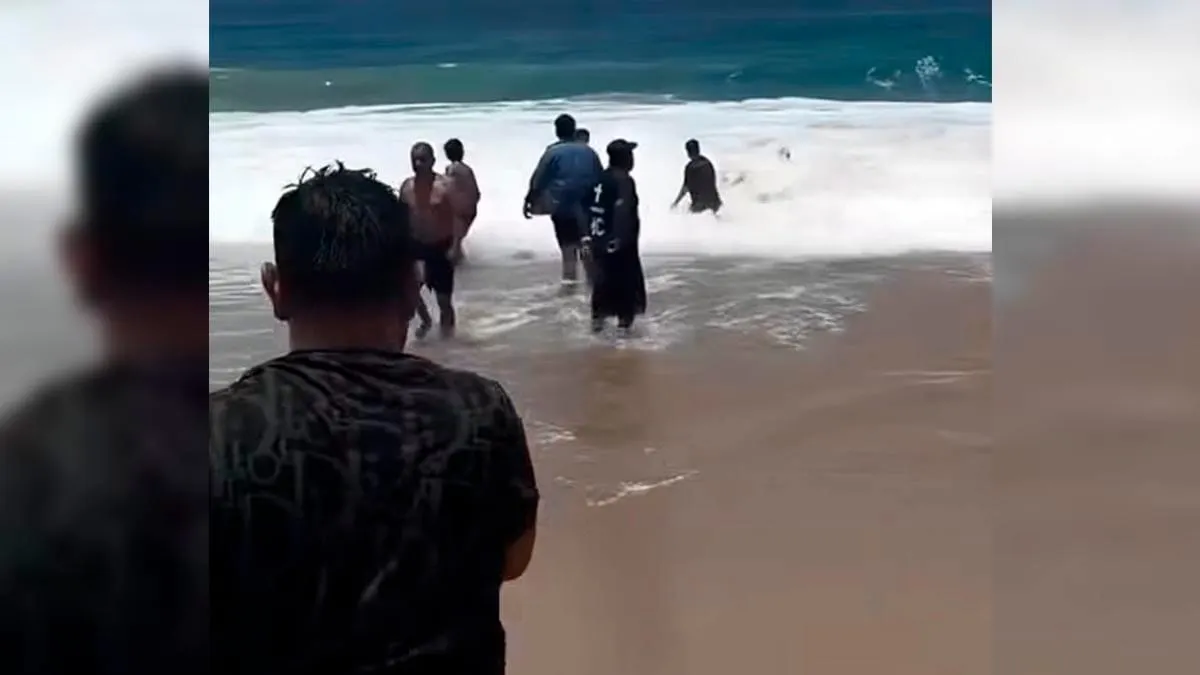 Fuerte oleaje en Acapulco deja una mujer muerta; rescatan a varios turistas en la playa