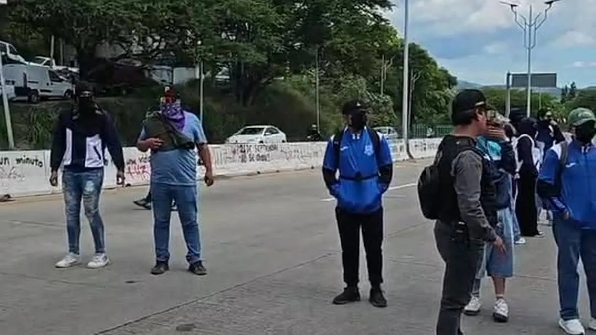 Normalistas bloquean la Autopista del Sol y toman la caseta de Palo Blanco