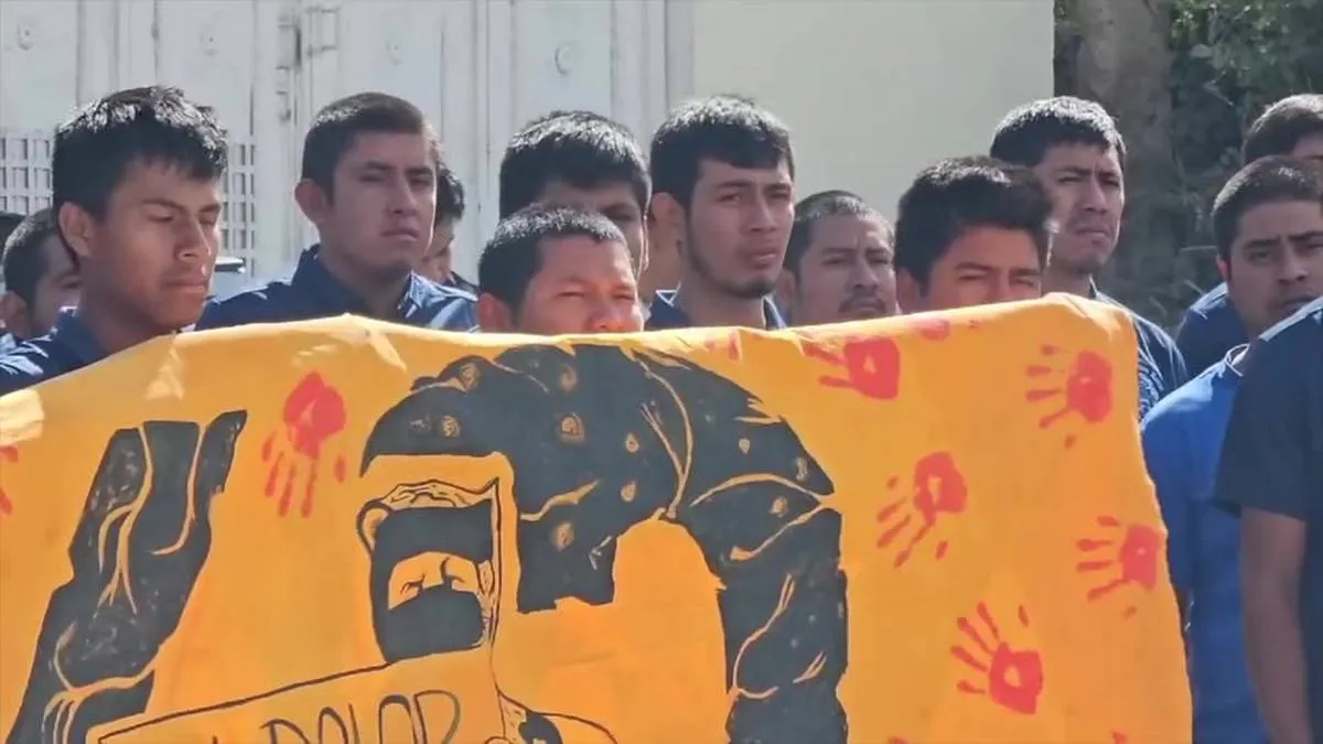 Se gradúa en Ayotzinapa la generación de Yanki Kothan; lo recuerdan con un minuto de silencio