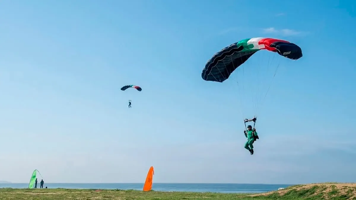 Paracaidistas militares buscan romper récord internacional desde el cielo de Acapulco