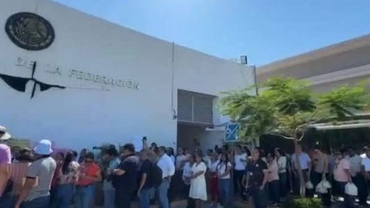 Trabajadores del Poder Judicial protestan por despidos en Guerrero
