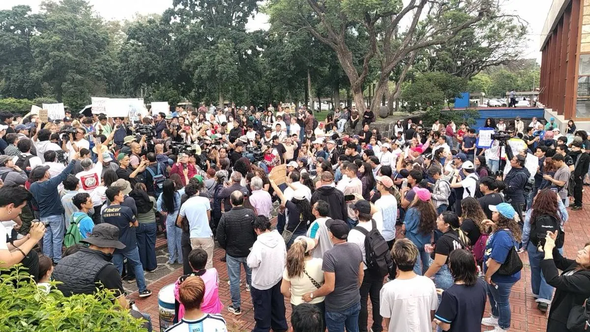 Aspirantes toman la UNAM; exigen repetir examen de admisión por presuntas trampas con IA