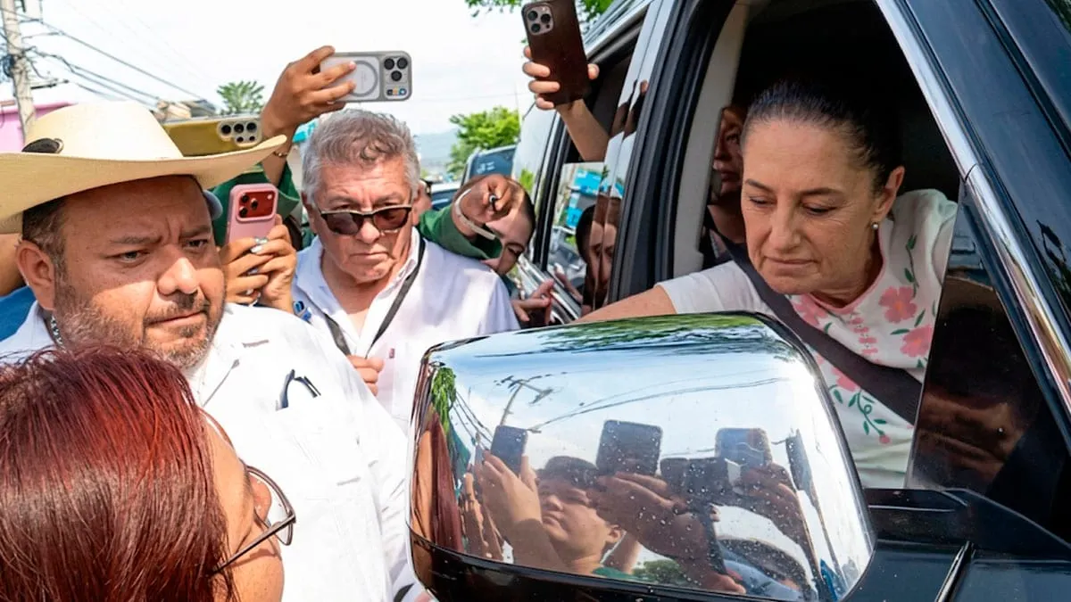 Protesta CETEG en visita de Sheinbaum a Acapulco; recibe la presidenta pliego petitorio