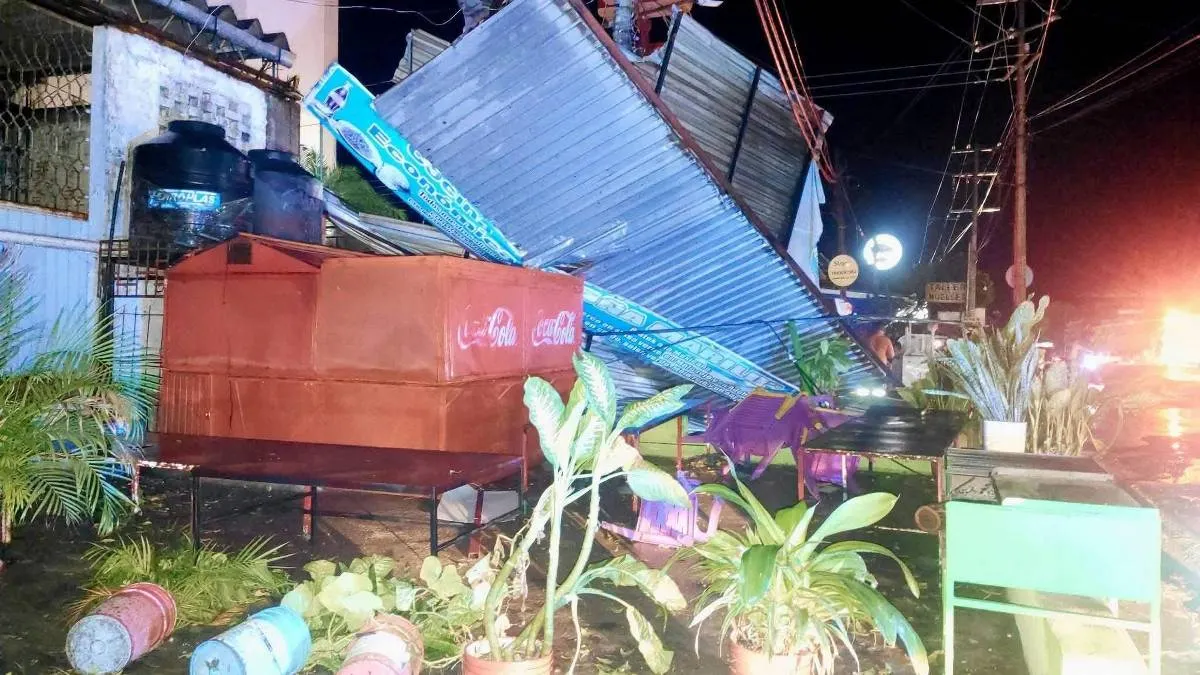 Vientos arrancan techos y derriban árboles en Tierra Colorada, Guerrero