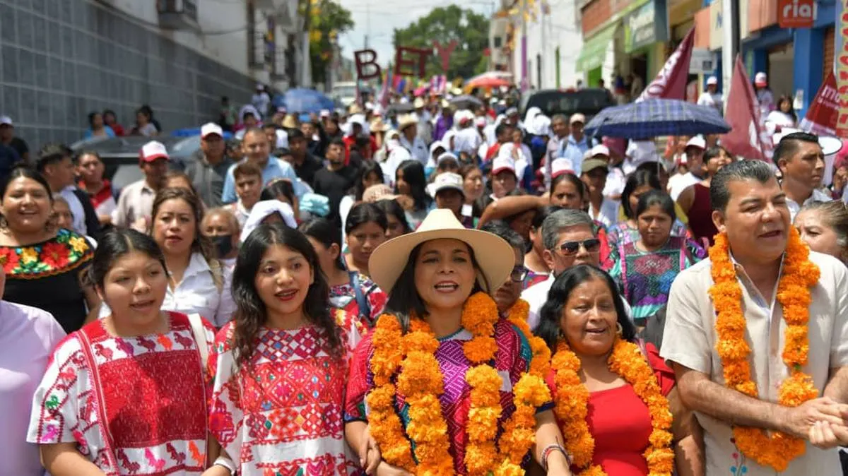Beatriz Mojica reúne a miles en Tlapa y recibe respaldo de líderes de la Montaña