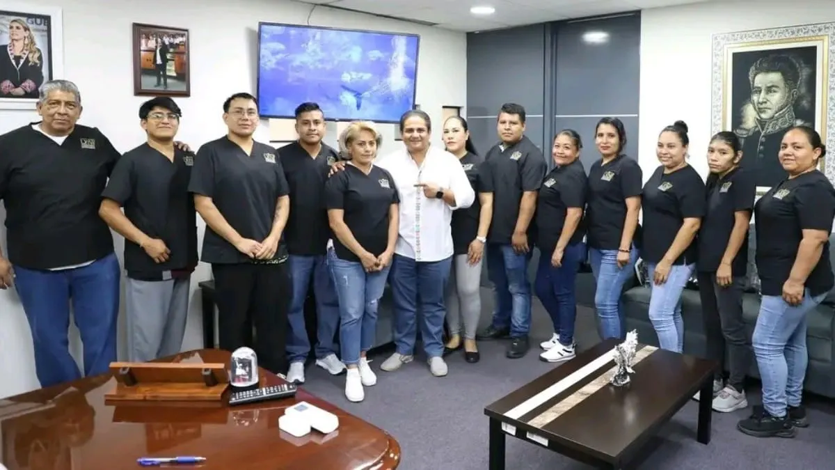 Entregan nuevos uniformes a trabajadores de limpieza y mantenimiento del Congreso de Guerrero