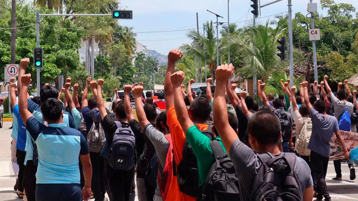 Normalistas de Ayotzinapa exigen que interroguen a Ángel Aguirre por el caso de los 43