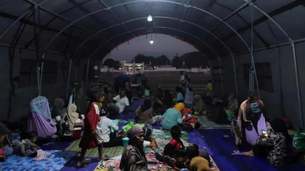 Aumenta a 68 la cifra de víctimas mortales por terremoto de 7.7 que sacudió a Indonesia