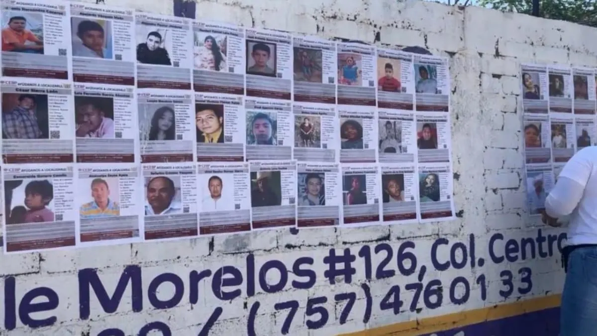 Colectivo Luciérnaga pega fichas de desaparecidos en Tlapa; exigen mantener viva la búsqueda de sus familiares