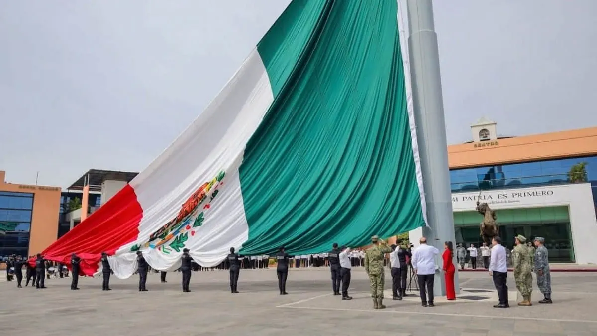 Con izamiento de bandera, Evelyn Salgado destaca servicio público humanista al servicio de Guerrero