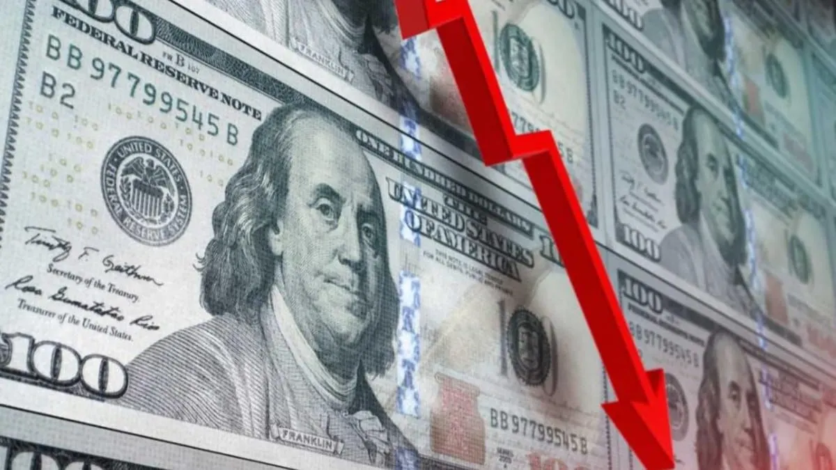 Dólar cae por debajo de 17 pesos y marca su nivel más bajo en más de dos años