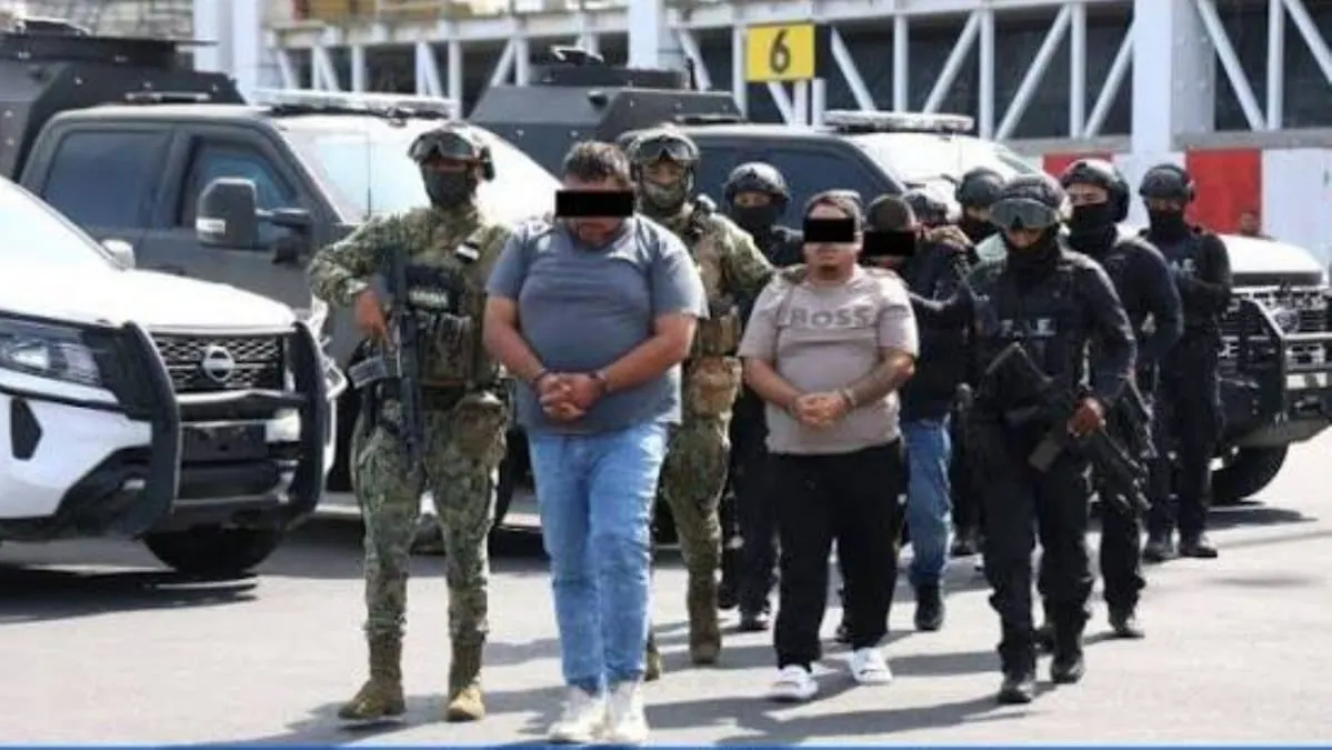 Fuerza Aérea traslada a penales federales a líderes sindicales detenidos por narcomenudeo en Oaxaca.