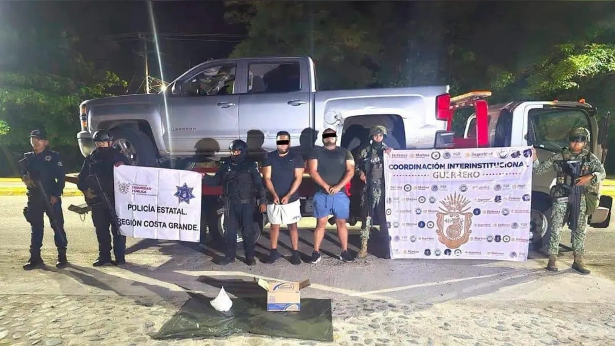 Detienen a dos hombres con presunta droga y vehículo robado en Atoyac de Álvarez