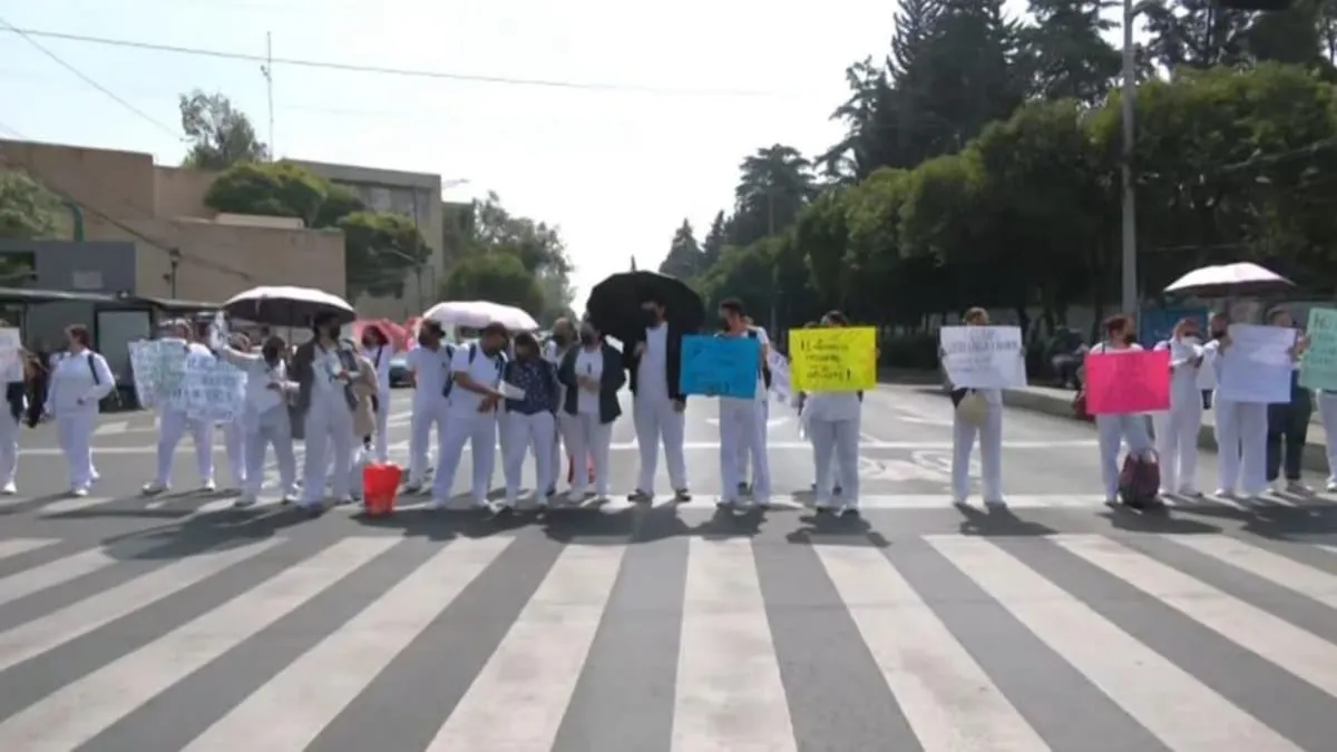 Enfermeros del IMSS bloquean Eje 3 en CDMX; reclaman falta de recursos para atender niños enfermos