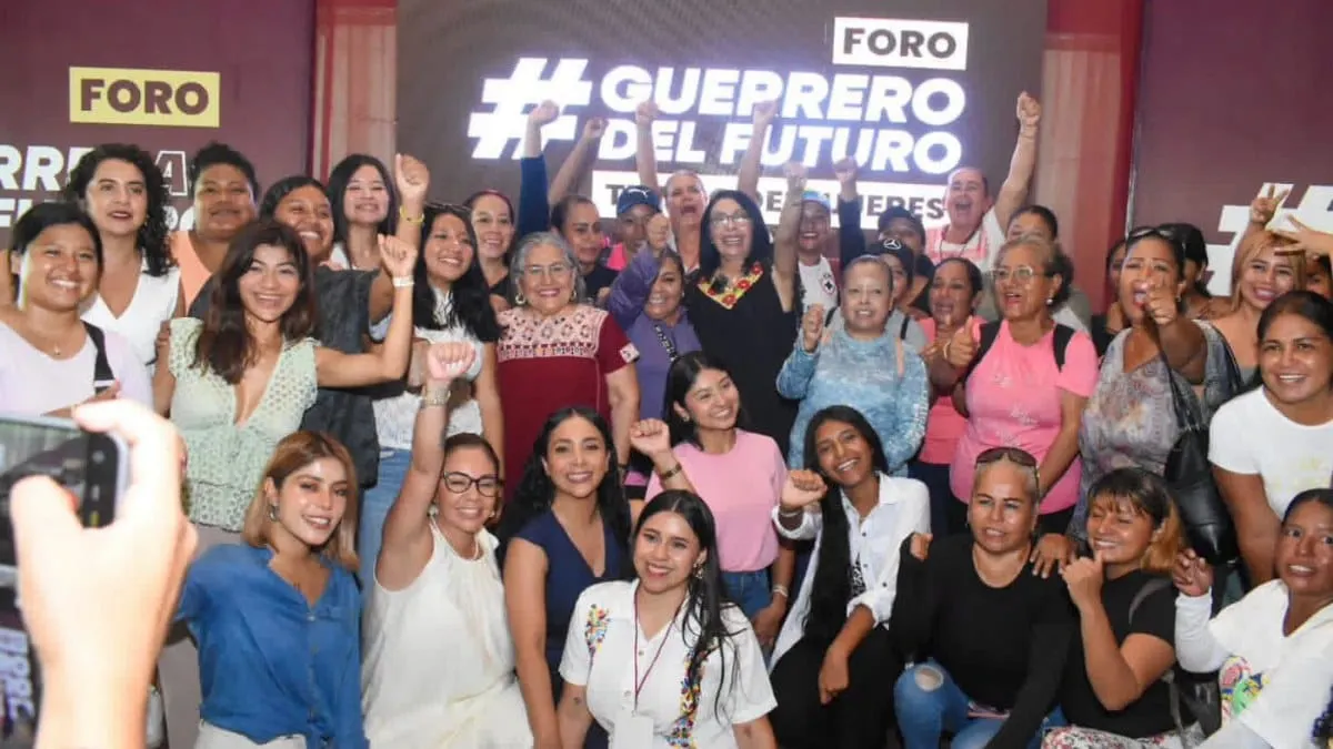 Damián Peralta participó en el conversatorio Tiempo de Mujeres.