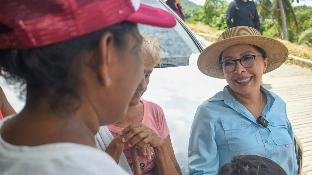 Esthela Damián suma recorridos y respaldo en colonias de Acapulco