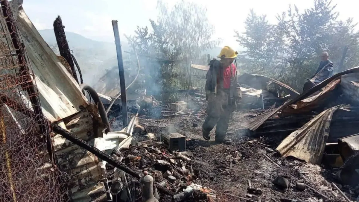 Fuego arrasa dos casas en Lomas Verdes de Acapulco; bomberos controlan el incendio