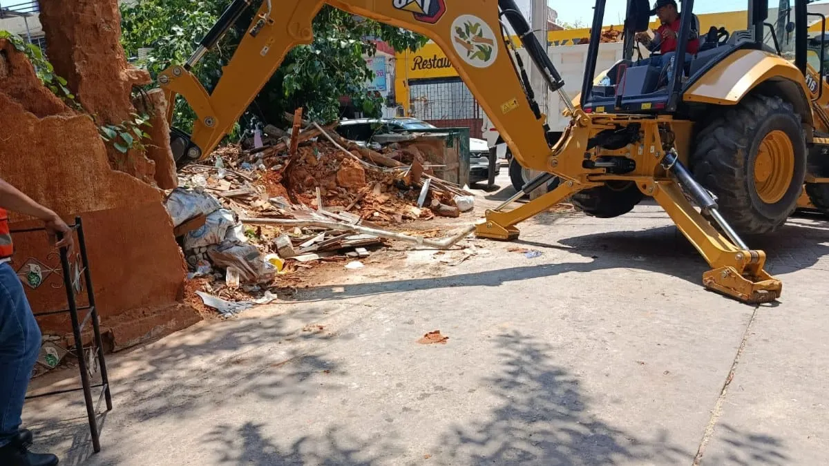 La Casona de Juárez recibe jornada de limpieza con maquinaria y personal operativo en Acapulco