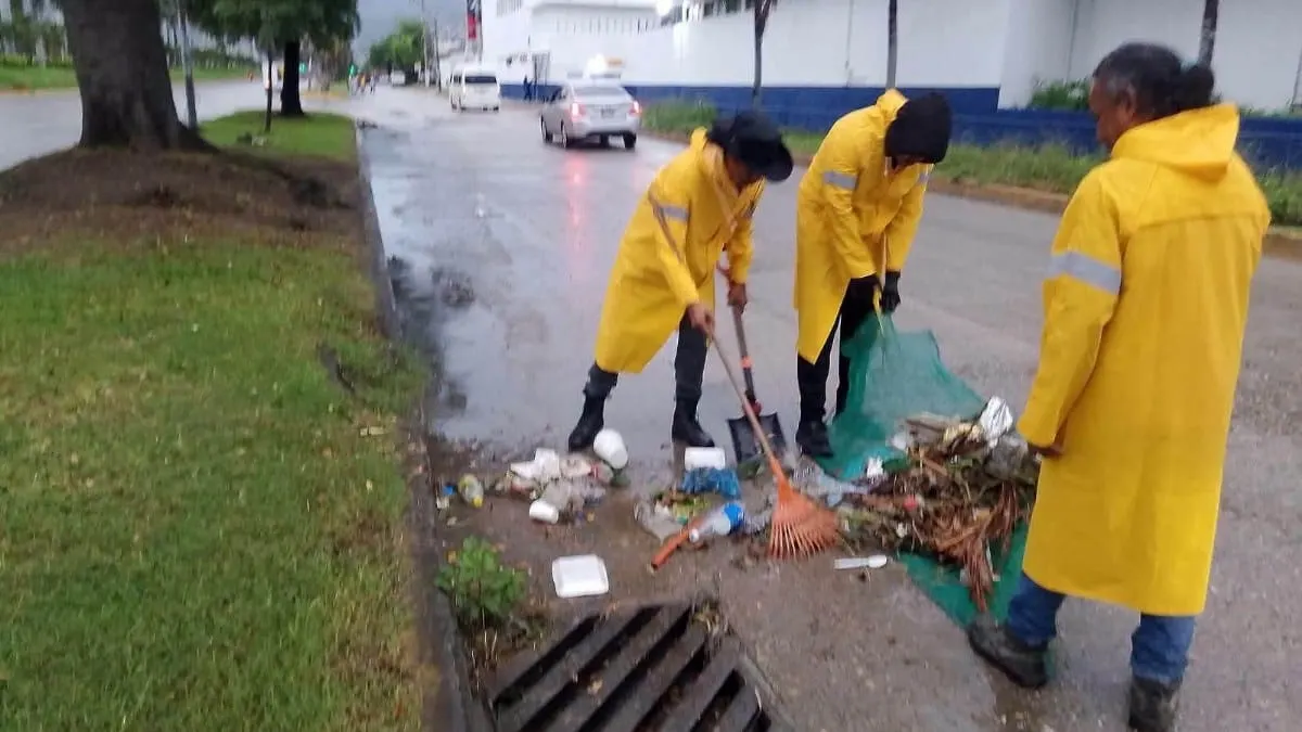 Lluvias movilizan brigadas de limpieza en Acapulco para evitar acumulación de residuos