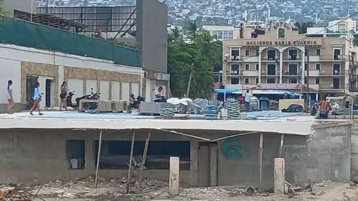 Derriban parte de muro tras inundación en la Costera de Acapulco