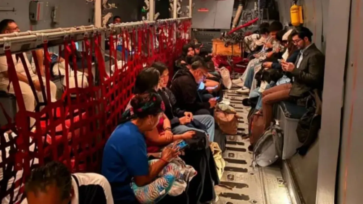 Regresan a México 36 connacionales tras sismo en Colombia; Fuerza Aérea Mexicana realiza traslado