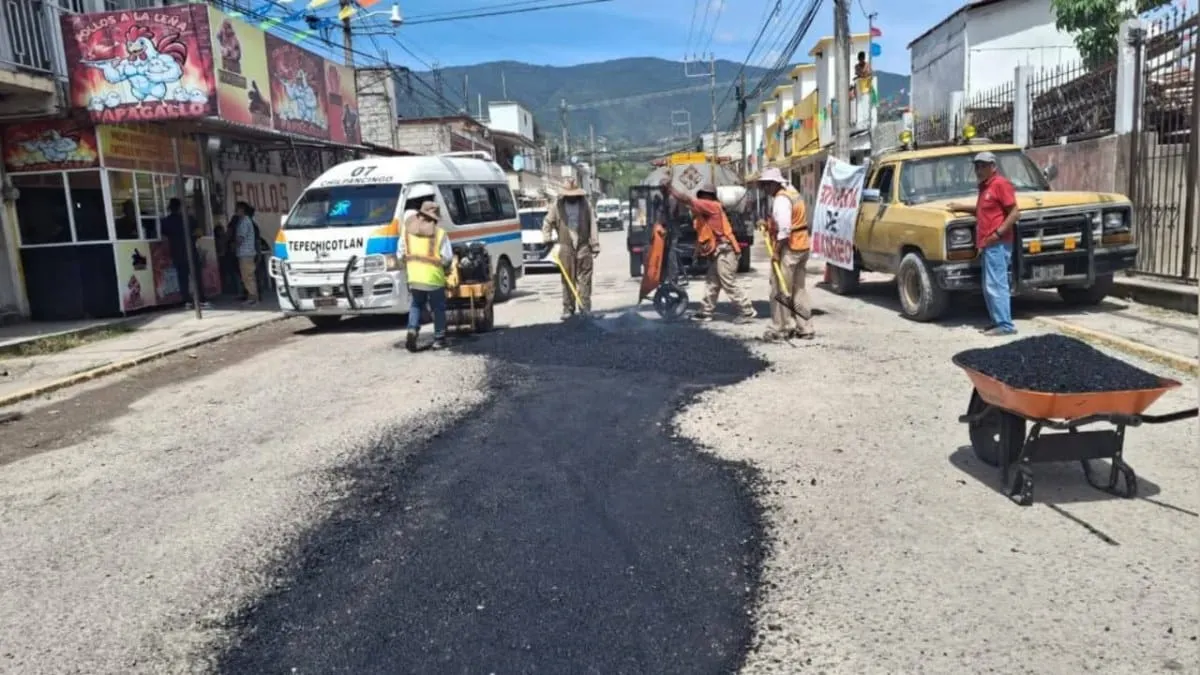 Rehabilitan más de 60 baches en Petaquillas y mejoran vialidad de Chilpancingo