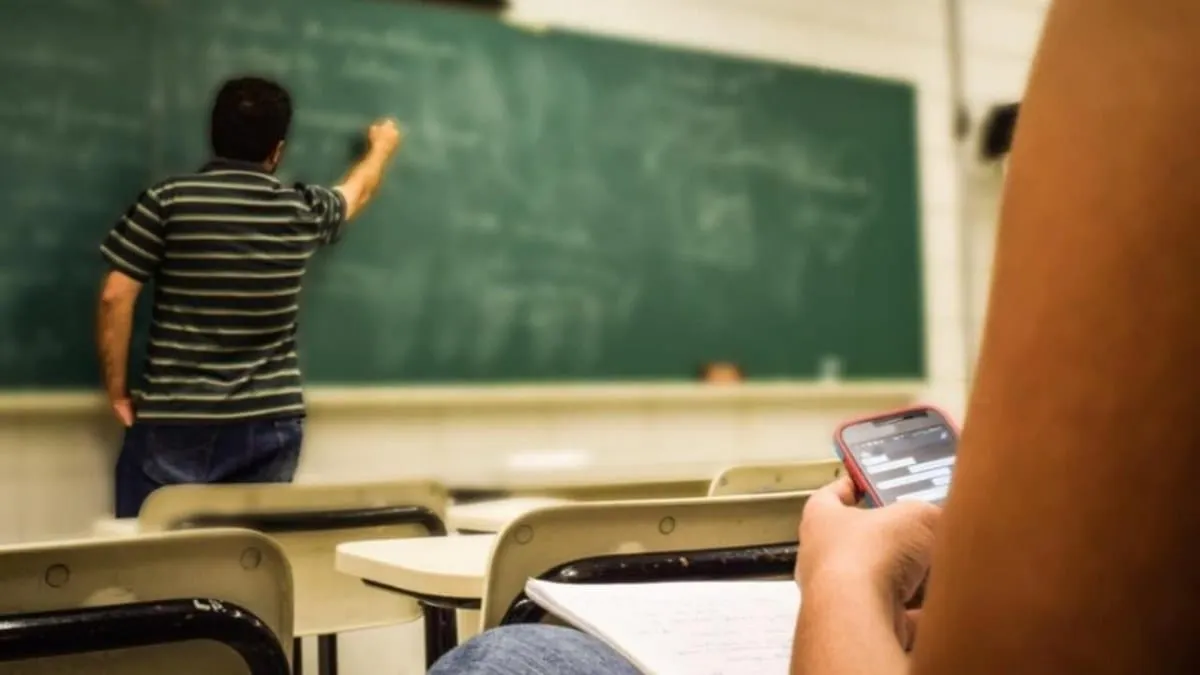 Sheinbaum propone sacar los celulares de las aulas; la restricción también alcanzaría a maestros