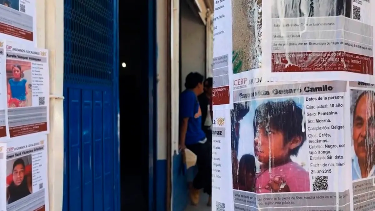 Pegan fichas de desaparecidos en calles de Tlapa para mantener sus casos visibles