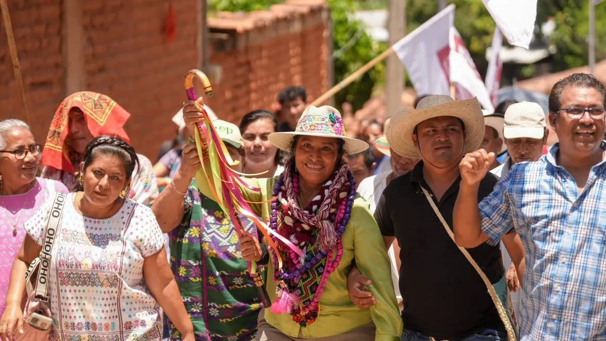 Abelina López visita Xochistlahuaca: "Yo también pasé hambre y anduve descalza"