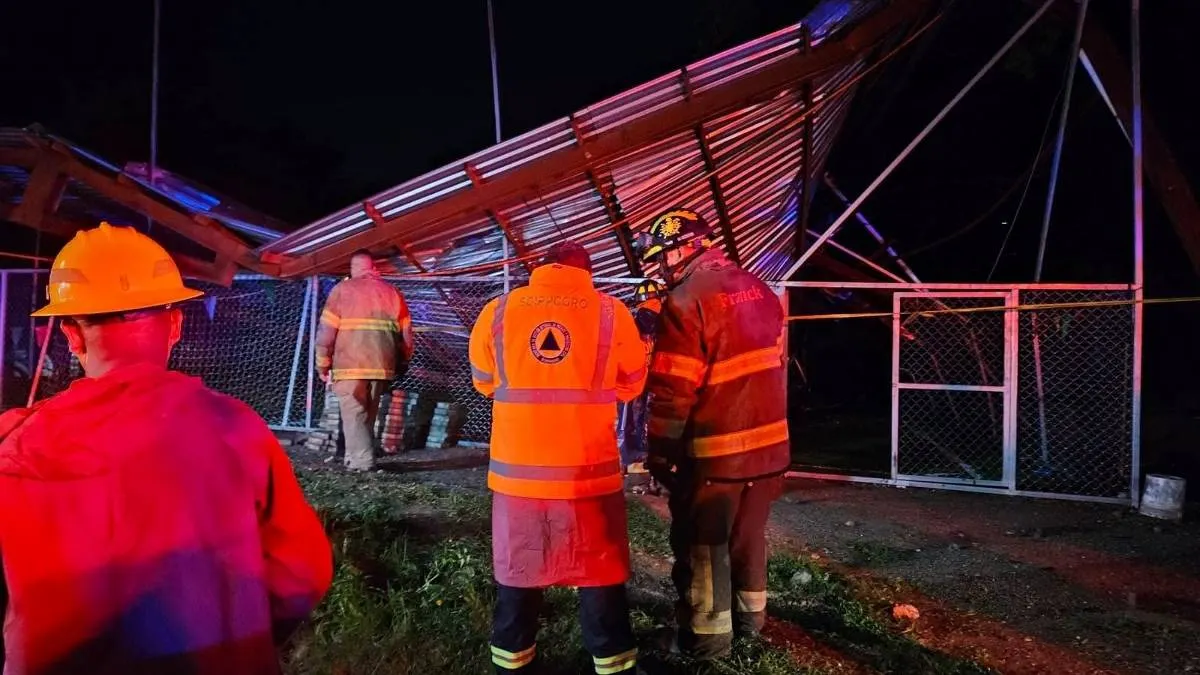 Fuerte lluvia provoca inundaciones y colapsa techo de canchas en Chilpancingo