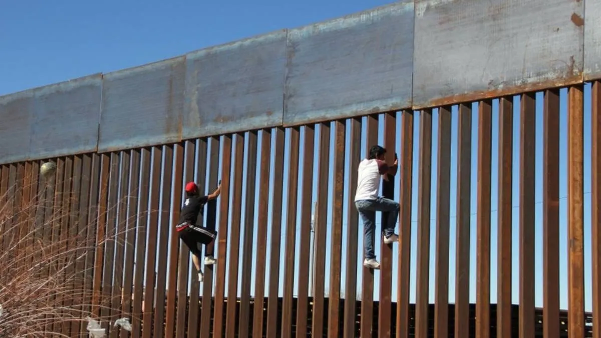 Baja el negocio de los polleros en México.