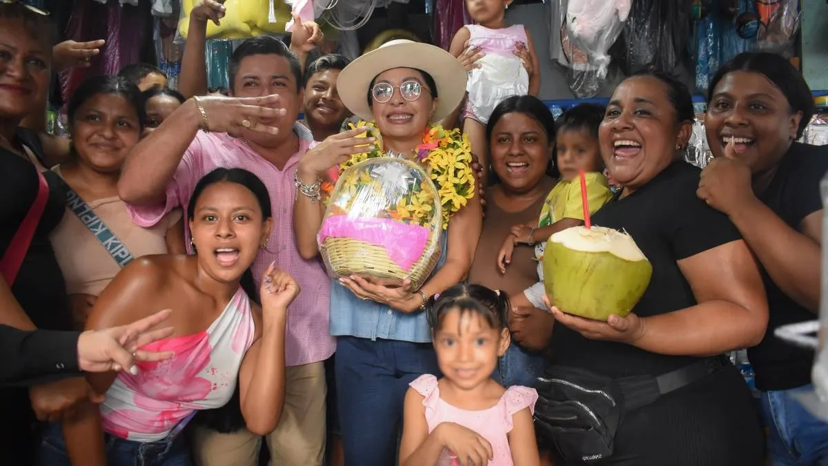 Transportistas y comerciantes reciben a Esthela Damián en La Venta y la Vacacional